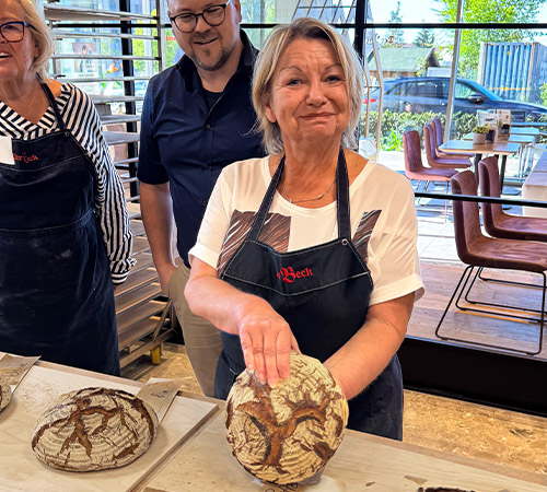 Petra Beck zeigt das fertige Brot