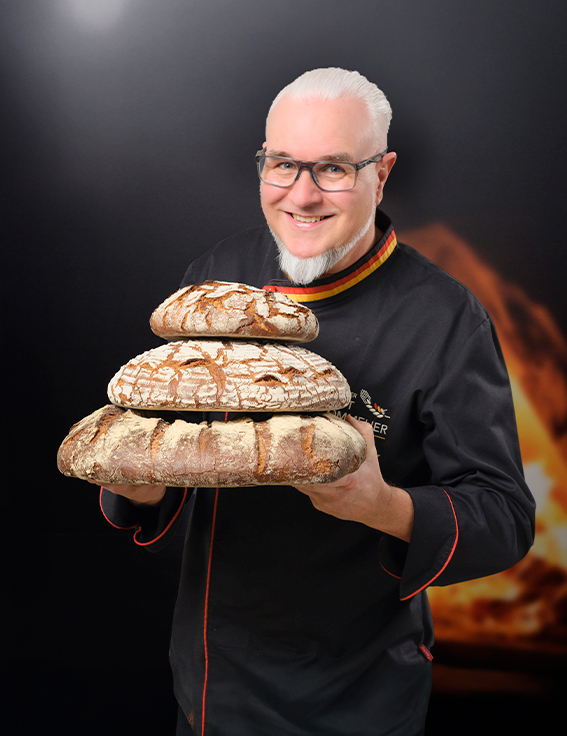 Unser Brotsommelier Harald Pommer mit 3 Broten in der Hand